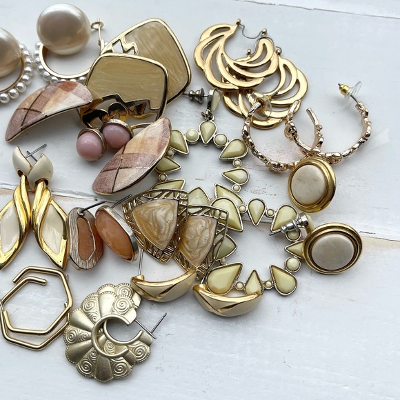 Estate Lot of Vintage to Modern Earrings, 17 pairs Clip Earrings - Picture 2 of 9